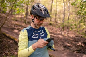 Read more about the article Photochromic vs. Polarized: Which Lens is Best for Mountain Biking?