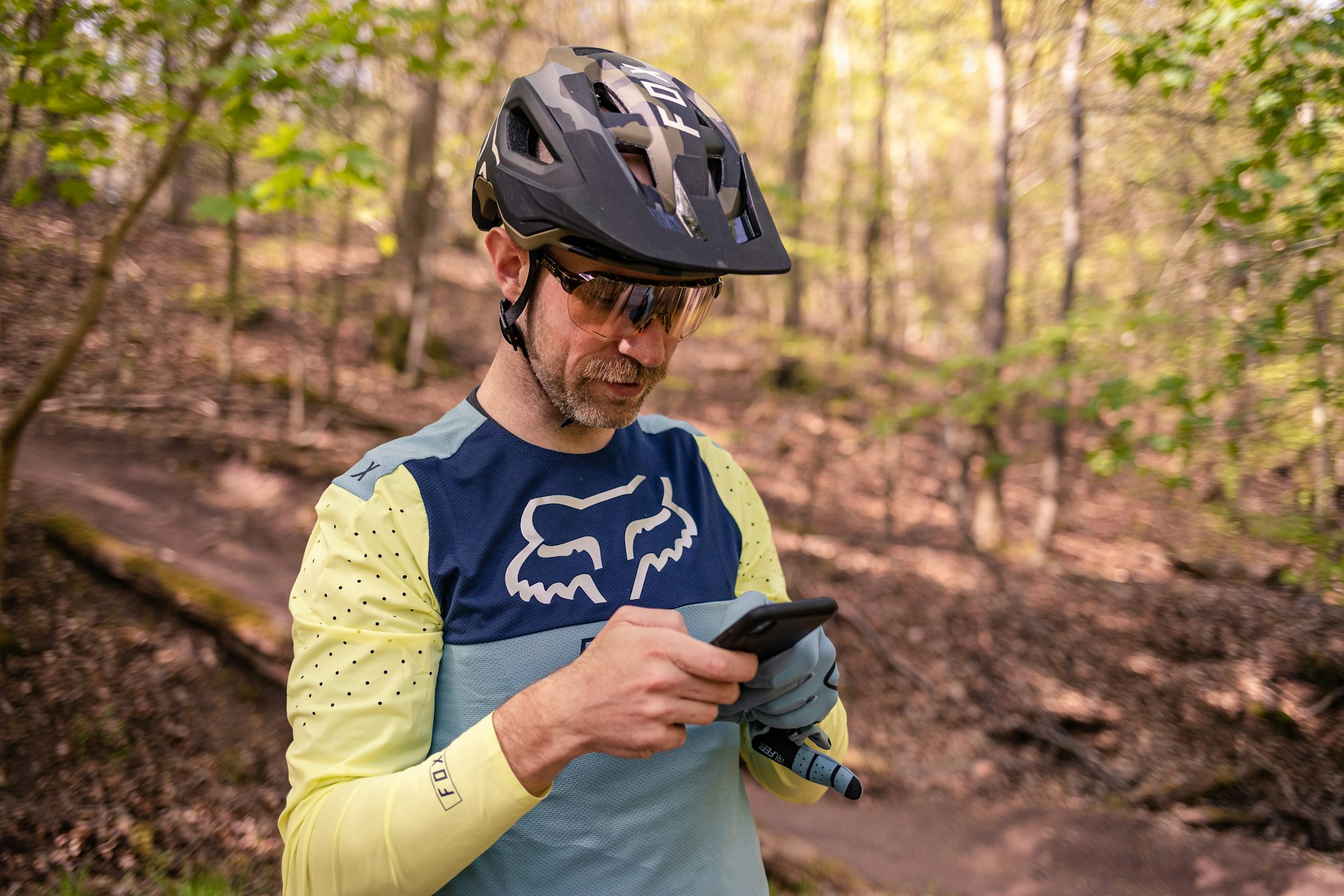 You are currently viewing Photochromic vs. Polarized: Which Lens is Best for Mountain Biking?